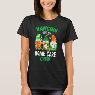 Irish Gnome Hanging mit Zuhause Care Krankenschwes T-Shirt