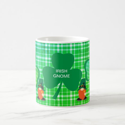 Irish Gnome Monogram Kleeblatt St Patricks Kaffeetasse (Mittel)