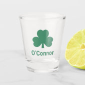 Irish Green Cloue Personalisierter Nachname Schnapsglas (Vorderseite)