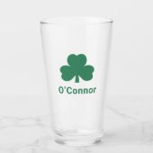 Irish Green Clover Personalisiert Nachname Beer Glas (Vorderseite)