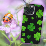 Irish Green Clovers Vier-Blatt Lucky iPhone 13 Pro Max Hülle<br><div class="desc">Guter Kleber iPhone Gehäuse,  oder wählen Sie ein Galaxy Modell. Schwarz mit hellgrünem vierblättrigem Kleeblattmuster,  für die irische Leine oder Klasse.</div>