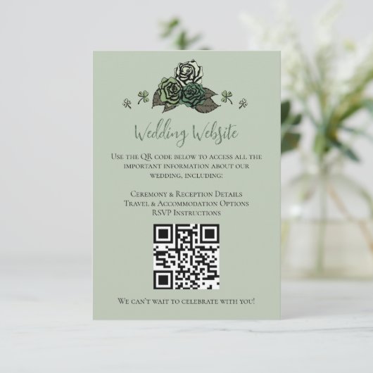 Irish Green Floral Skulls Wedding Website QR Code Begleitkarte (Stehend Vorderseite)