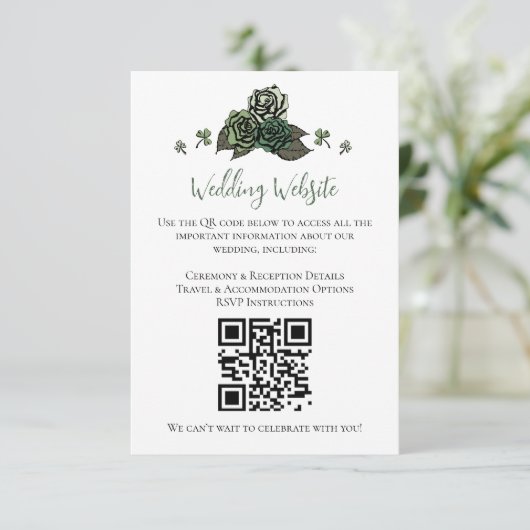 Irish Green Floral Skulls Wedding Website QR Code Begleitkarte (Stehend Vorderseite)