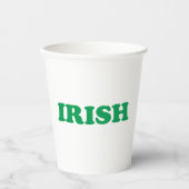 Irish Green moderne Typografie Saint Patrick's Day Pappbecher (Vorderseite)