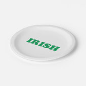 Irish Green moderne Typografie Saint Patrick's Day Pappteller (Schrägansicht)