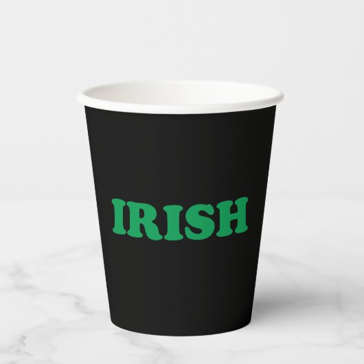 Irish Green schwarze Typografie Saint Patrick's Da Pappbecher (Vorderseite)