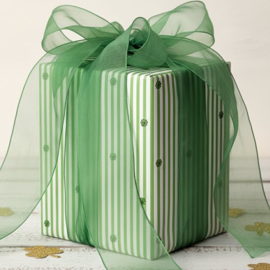 Irish Green White Stripes Pattern Geschenkpapier