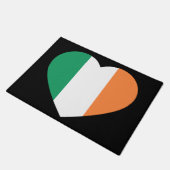 Irish Heartflag zu schwarzem Text Fußmatte (Schrägansicht)