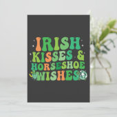 Irish Kisses & Horseshoe wünscht St Patrick's Day Einladung (Stehend Vorderseite)