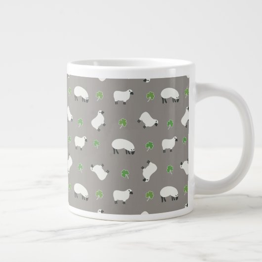 Irish Kleeblatt and Sheep Pattern Jumbo-Tasse (Rechts)