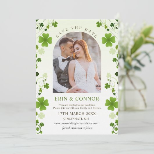 Irish Kleeblatt Wirbel Hochzeit Speichern Sie das Save The Date (Stehend Vorderseite)
