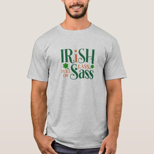 Irish Lass voll von Sass Funny St Patrick's Day T-Shirt (Vorderseite)