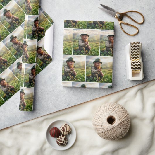 Irish Leprechaun Admiring a Gold Coin Geschenkpapier (Kunsthandwerk)