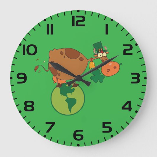 Irish Leprechaun Cow Standing on Planet Earth Große Wanduhr (Vorderseite)