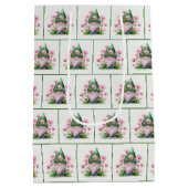 Irish Leprechaun in Garden Mittlere Geschenktüte (Rückseite)