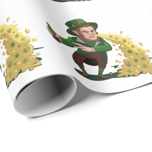 Irish Leprechaun Tossing Lucky Cookies Funny Geschenkpapier (Rolleneckpunkt)