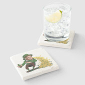 Irish Leprechaun Tossing Lucky Cookies Funny Steinuntersetzer (Seitenansicht)
