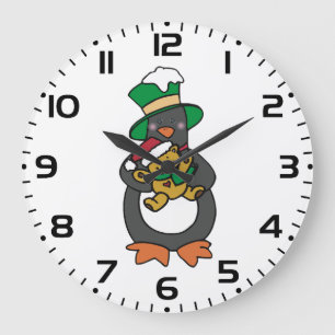Irish Penguin hält Weihnachts-Teddybär Große Wanduhr