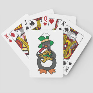 Irish Penguin hält Weihnachts-Teddybär Spielkarten