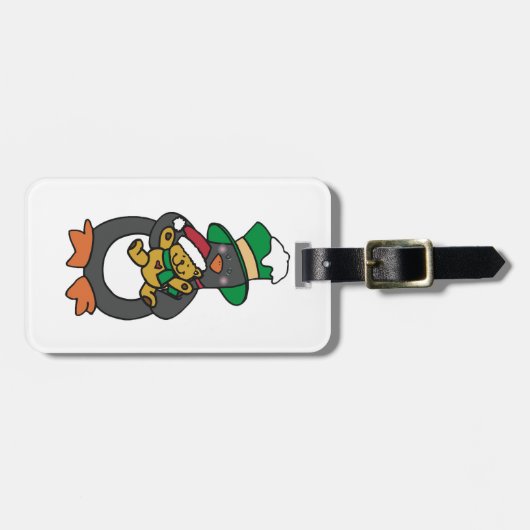 Irish Penguin Holding Christmas Teddy Bear Gepäckanhänger (Vorderseite horizontal)