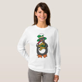 Irish Penguin Holding Christmas Teddy Bear T-Shirt (Vorne ganz)