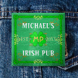 Irish Pub Erstellen Sie Ihre eigenen Personalisier Button<br><div class="desc">Erstellen Sie mit dieser Vorlage Ihr eigenes, benutzerdefiniertes Irish Pub Zuhause Bar Button Design. Das Design ist wie ein altes, grünes Holz mit Vintagen Schnörkeln in Grün-, Weiß-, Orange- und Goldtönen gestaltet. Es gibt auch fünf Kleeblätter / Kleeblatten in der Gestaltung. Es kann mit Ihrem eigenen Namen, Initialen / Monogramm...</div>