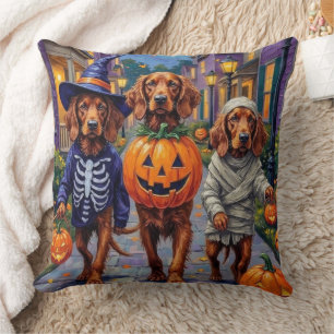 Irish Red Setter beim Trick-or-Treaten Halloween Kissen