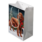 Irish Red Setter Dog in Schnee Weihnachten Mittlere Geschenktüte (Rückseite Schrägansicht)