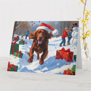 Irish Red Setter läuft durch den Schnee mit Weihna Karte