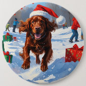Irish Red Setter läuft durch Schnee mit Weihnachts Button (Vorderseite)