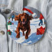 Irish Red Setter läuft durch Schnee mit Weihnachts Button (Beispiel)