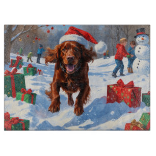 Irish Red Setter läuft durch Schnee mit Weihnachts Schneidebrett
