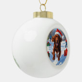 Irish Red Setter Running Snow mit Weihnachtshut Keramik Kugel-Ornament (Links)