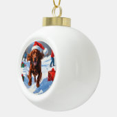 Irish Red Setter Running Snow mit Weihnachtshut Keramik Kugel-Ornament (Rechts)