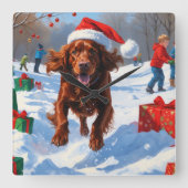 Irish Red Setter Running Snow mit Weihnachtshut Quadratische Wanduhr (Vorderseite)