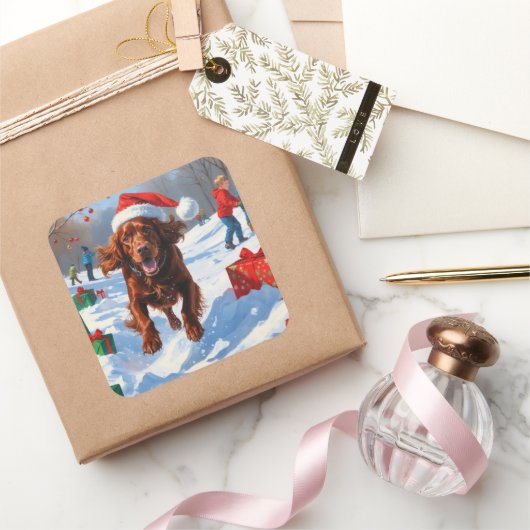 Irish Red Setter Running Snow mit Weihnachtshut Quadratischer Aufkleber (Schenken)