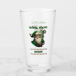 Irish Santa & Celtic Knot Christmas Glass Glas<br><div class="desc">Es ist ein irisches Weihnachtsfest, an dem der Weihnachtsmann sein Personal hält und hinter ihm ein keltisches Kreuz. Frohe Weihnachten ist in Irisch Gälisch in Erinnerung an Ihre Familie irischen Erbe Für diejenigen, die Irland Liebe geschrieben. Bringen Sie diese Gläser während der Ferienzeit heraus und Ihre Gäste werden ein sehr...</div>