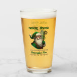 Irish Santa & Celtic Knot Christmas Personalisiert<br><div class="desc">Es ist ein irisches Weihnachtsfest, an dem der Weihnachtsmann sein Personal hält und hinter ihm ein keltisches Kreuz. Frohe Weihnachten ist in irischer Gaelic geschrieben, in der Erinnerung an Ihre Familie irische Erbe. Für diejenigen, die Irland Liebe. Personalisieren Sie mit Ihrem Namen, Weihnachtsgrüße oder irisches Sprichwort! Bringen Sie diese Gläser...</div>