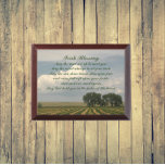 Irish Sessing Farmland Landschaft Awardplakette<br><div class="desc">Holzwand,  die ein Foto von landwirtschaftlichem Ackerland und großen Himmel mit einem traditionellen irischen Segen zeigt. Wählen Sie Ihre Wandplakatgröße aus. Macht ein nachdenkliches Geschenk für Familie und Freunde!</div>
