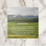 Irish Sessing Green Valley Landschaft Fliese<br><div class="desc">Keramik-Kachel mit dem landschaftlichen Foto einer grünen Berglandschaft und einem traditionellen irischen Segen. Wählen Sie Ihre Kachelgröße aus. Macht ein nachdenkliches Geschenk für Familie und Freunde oder als Hauswärmespende!</div>