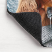 Irish Setter Hund leckt einen gefrorenen Pole Mousepad (Ecke)