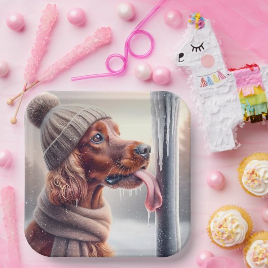 Irish Setter Hund leckt einen gefrorenen Pole Pappteller (Party)