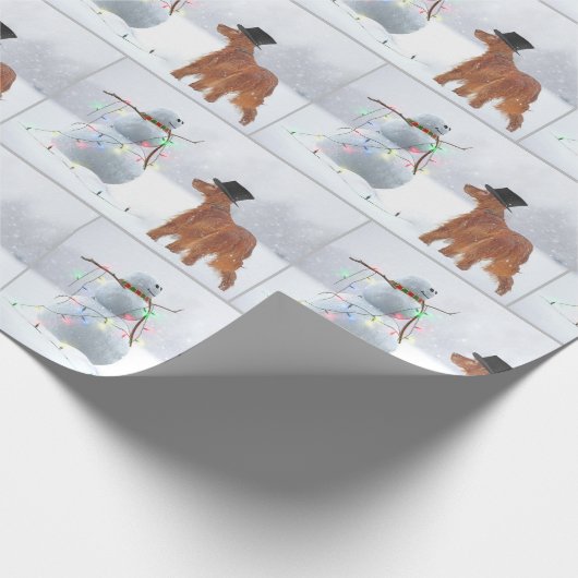 Irish Setter in Snowflakes mit Weihnachtsschneeman Geschenkpapier (Ecke)