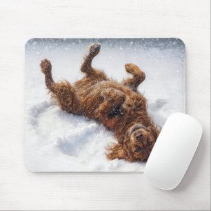 Irish Setter macht einen Schneengel Mousepad