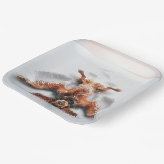 Irish Setter Making a Snow Angel Pappteller (Gewinkelt)