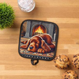 Irish Setter Welpe Schlafen durch einen warmen Kam Topflappen