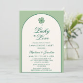 Irish Shamrock Lucky in Love Engagement Party Einladung (Stehend Vorderseite)