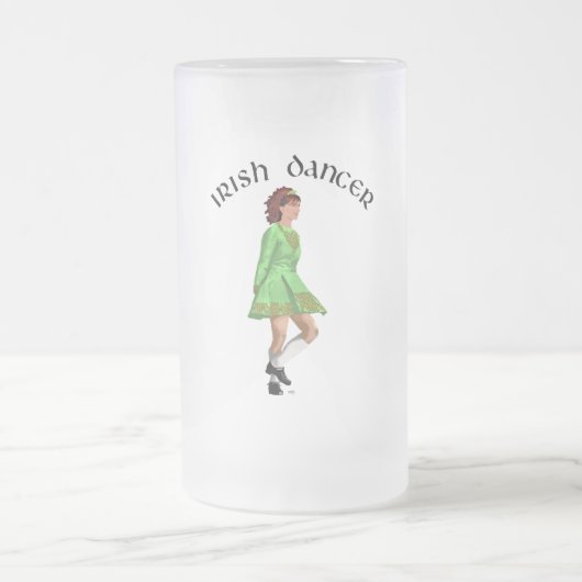 Irish Step Dancer in Green Dress Mattglas Bierglas (Mittel)
