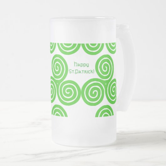 Irish Triskel Happy St Patrick Mattierte Tasse (VorderseiteRechts)