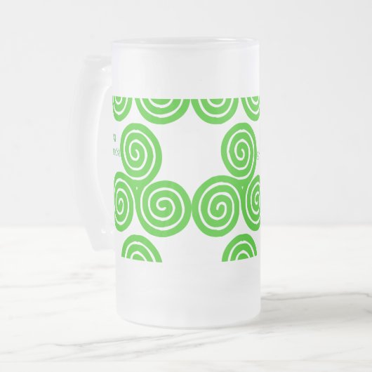 Irish Triskel Happy St Patrick Mattierte Tasse (Vorderseite Links)
